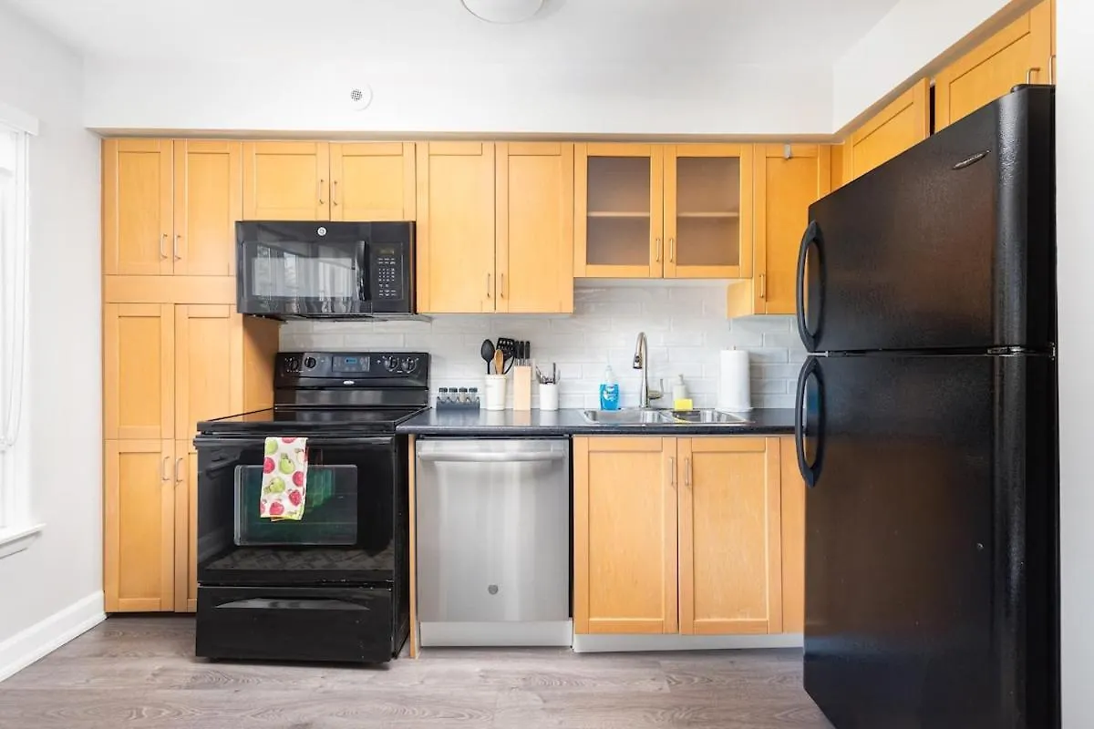 1Br Townhome Close To City Centre By The Lake Canada